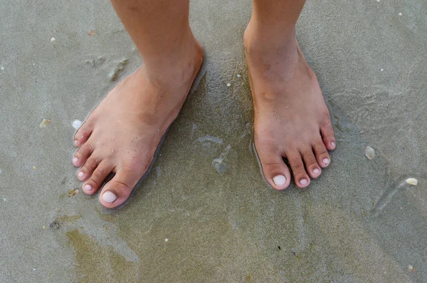 Kum Sahilinde Ayaklar Duruyor — Stok fotoğraf