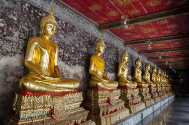 Wat Suthat 'daki Altın Buda Heykelleri Verandası, Tayland Bangkok.