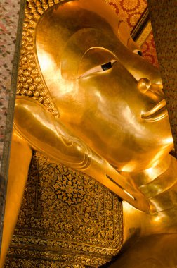 Tayland 'ın Bangkok şehrindeki Wat Pho Manastırı Altın uzanan Buda heykelinin yüzü.