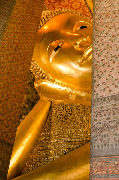 タイのバンコクにあるワット ポー修道院の黄金のリクライニング仏像の顔 — ストック写真