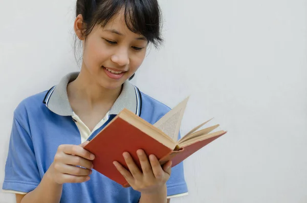 Азиатская Девочка Подросток Наслаждается Чтением Книги — стоковое фото