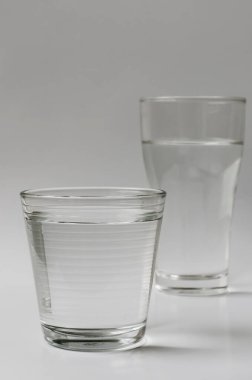 Temiz Beyaz Arkaplanda Bir bardak İçme Suyu.