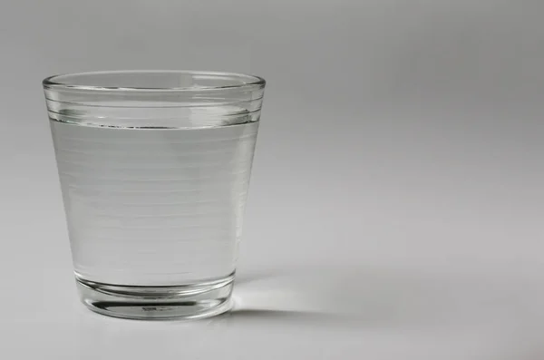 清澈白底的饮水杯 — 图库照片