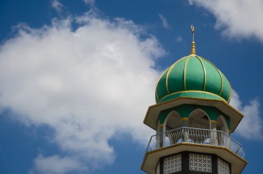 Mavi Gökyüzündeki Cami 'nin Tepesi.