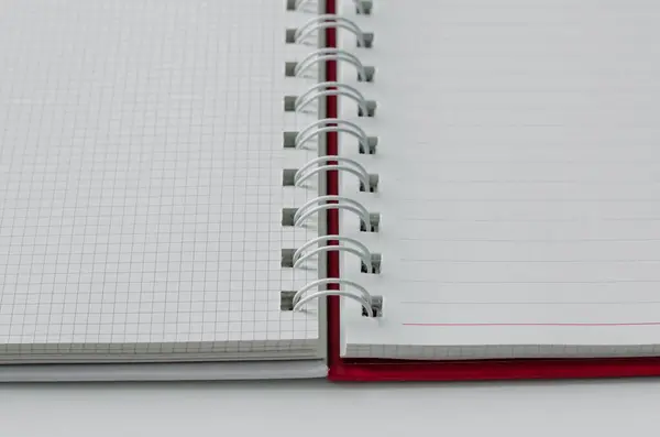 Cuaderno Wirebound Abierto Con Papel Forrado Cuadrícula —  Fotos de Stock