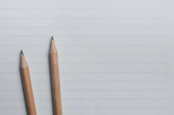 笔记本空白页上的铅笔 — 图库照片