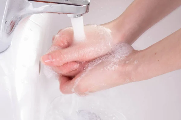 Mädchen Wäscht Sich Morgens Badezimmer Die Hände Mit Seife — Stockfoto