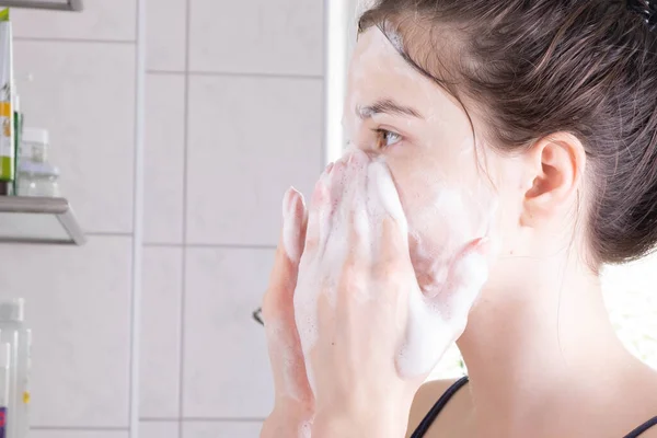 Una Joven Enjabonó Cara Con Jabón Frota Baño Por Mañana — Foto de Stock