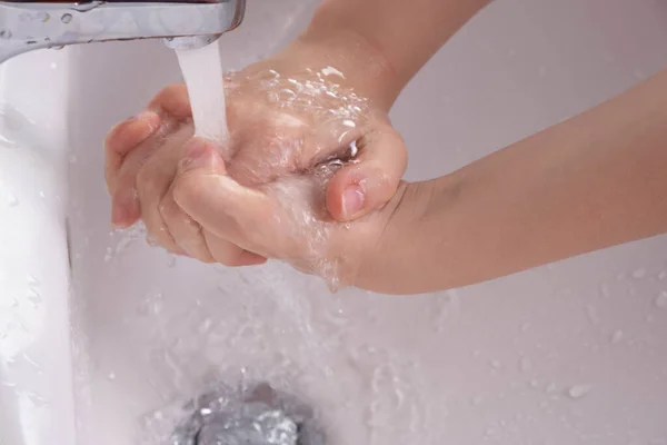 Mädchen Wäscht Sich Morgens Unter Dem Druck Des Wassers Aus — Stockfoto