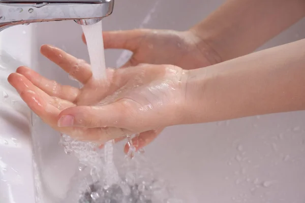 Mädchen Wäscht Sich Morgens Unter Dem Druck Des Wassers Aus — Stockfoto