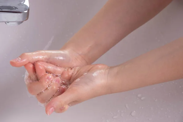 Jong Meisje Zeepte Haar Handen Houdt Onder Kraan Ochtend — Stockfoto