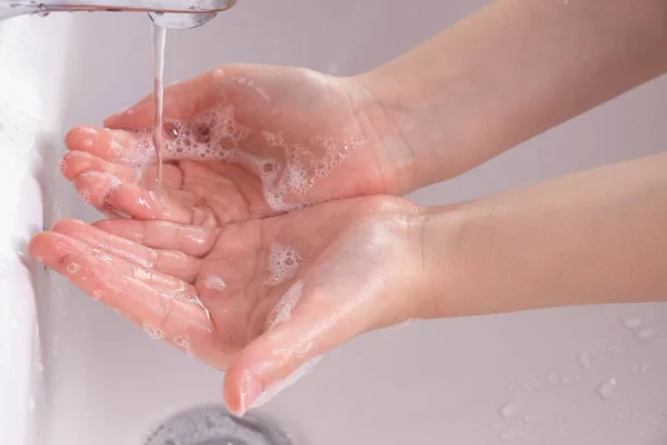 Mädchen Wäscht Ihre Seifigen Hände Morgens Badezimmer Unter Dem Wasserhahn — Stockfoto