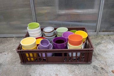 Çiçek ekmeye hazır saksılar.