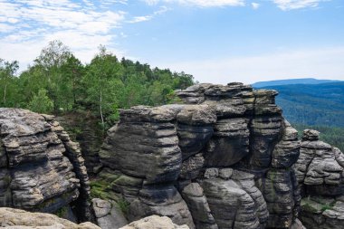 Mavi gökyüzü ve Avrupa 'da bir yerlerde kayalık bir dağın güzel zirvesi.