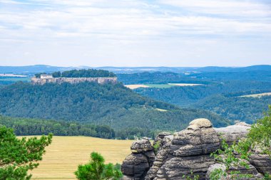 Güzel kayalar ve çeşitli büyüyen ağaçlar, Avrupa 'da bir yerlerde, ünlü 
