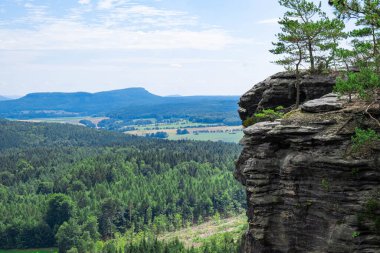 tepesinde ağaçlar, vadi, tarlalar, dağlık arazi.