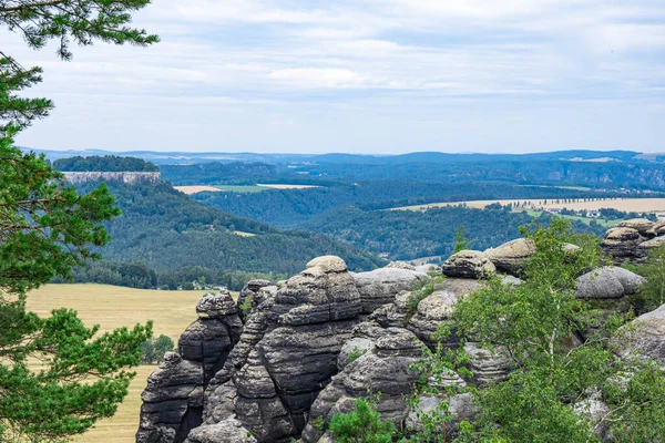 Alışılmadık kaya tepeleri yosun ve bitki örtüsüyle kaplı, güzel vadi ve tepe arazisi