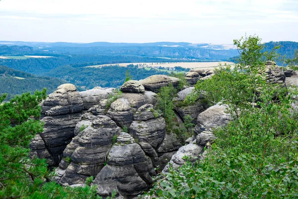 Ungewöhnliche Mit Moos Und Vegetation Bewachsene Felsspitzen Hintergrund Ein Wunderschönes — Stockfoto
