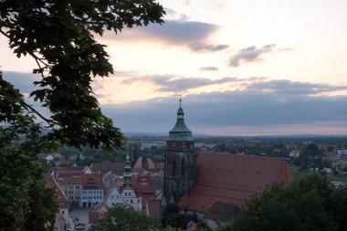 Yazın, akşamın panoraması, eski Pirna kasabası, eski kilise ve çatılar, Almanya 'da