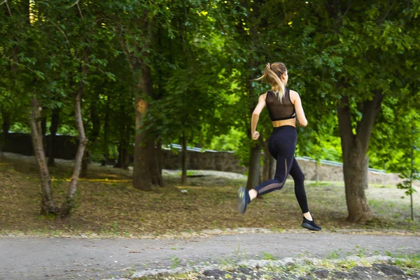 Молодая женщина бегает в парке — стоковое фото
