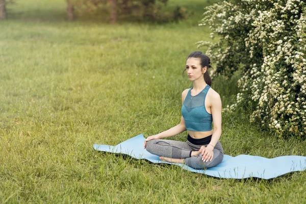 Junge kaukasische Frau meditiert in Lotusposition. Yoga in der — Stockfoto