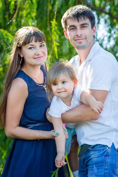 Mamma Famiglia Papà Figlia Nel Parco Genitori Tengono Bambino Tra — Foto Stock