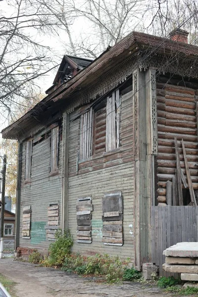 Vieja Casa Arruinada Abandonada Con Ventanas Tapiadas — Foto de Stock