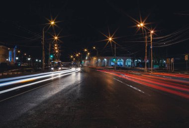 Büyük şehrin gece trafik ışıkları, Kostroma, Rusya