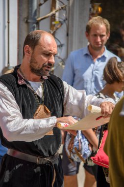 Gubbio, 13 Ağustos 2015 - ortaçağ şehir Umbria - İtalya - 1461 üzerinde 14 Ağustos Piazza Grande, her yıl üzerinden 4 şehir bölgesinin crossbowmen arasında tatar yayı ile çekim rekabet semtlerinden turnuva düzenlenmektedir