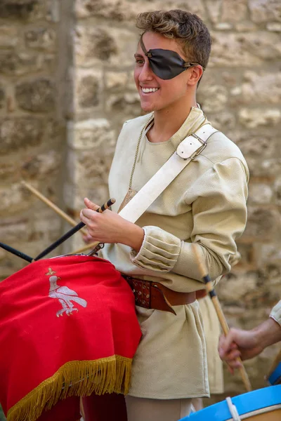 Gubbio, 13 Ağustos 2015 - ortaçağ şehir Umbria - İtalya - 1461 üzerinde 14 Ağustos Piazza Grande, her yıl üzerinden 4 şehir bölgesinin crossbowmen arasında tatar yayı ile çekim rekabet semtlerinden turnuva düzenlenmektedir
