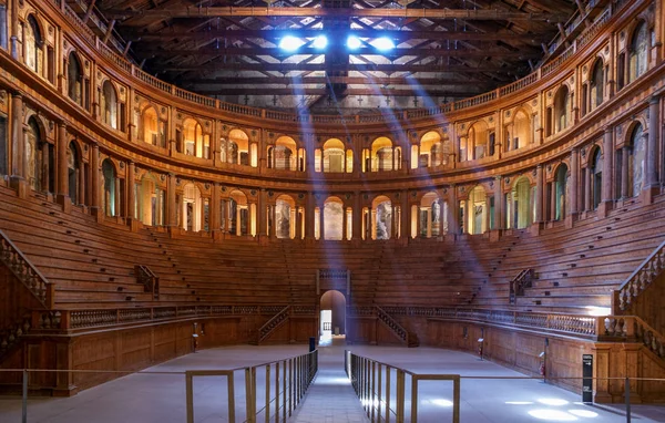 Parma, İtalya - 06 Mart 2010: Palazzo della Pilotta Parma, Emilia-Romagna, İtalya için bulunan tarihi Farnese tiyatro.