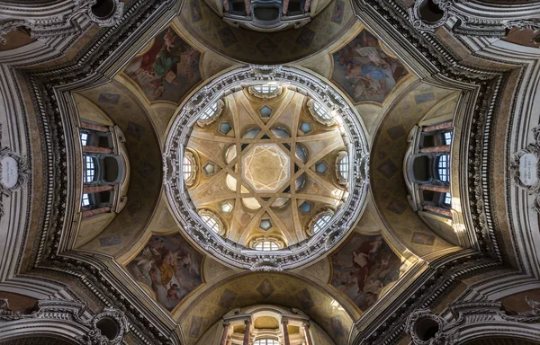 Torino, İtalya - 26 Şubat 2015. Gerçek Chiesa di San Lorenzo kilisenin kubbesi. Turin, Piedmont, İtalya. -Görüntü