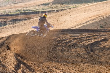 Motocross yarış sırasında binici