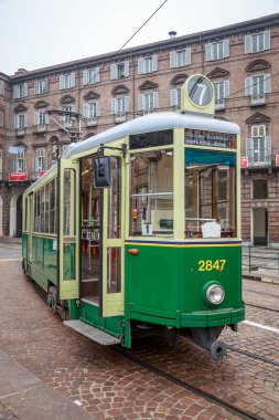 Turin, Italya-Ekim 2013: Piazza Castello 'daki tarihi tramvay