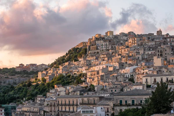 Sicilya 'nın güneyindeki Modica köyü üzerinde görünüm, Italya