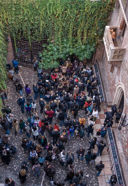 Verona, Italya-30 Ekim 2011: mahkeme turistler Crowd