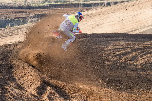 Zawodnik podczas wyścigu motocross — Zdjęcie stockowe