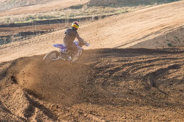 Motocross yarış sırasında binici