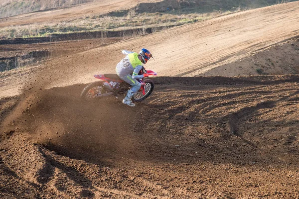 Motocross yarış sırasında binici