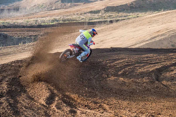 Jinete durante la carrera de motocross — Foto de Stock