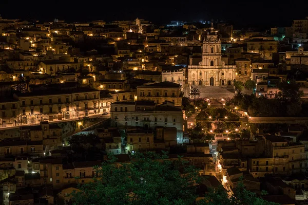 Sicilya 'nın güneyindeki Modica köyü üzerinde gece görünümü, bu