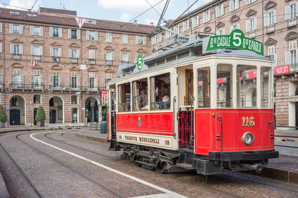 Torino, Italya-29 Temmuz 2018: Piazza Castello i 'de tarihi tramvay