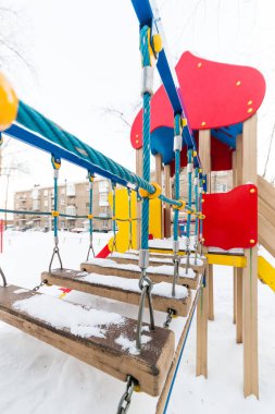 Kış aylarında avluda çok renkli Çocuk Bahçesi