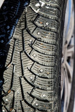 Kış çivili lastik. Araba tekerlek. Yolda buzlu durumlarda