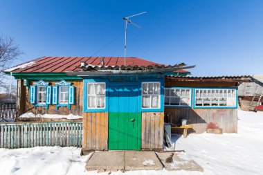 Bir güneşli kış gününde eski rustik ev