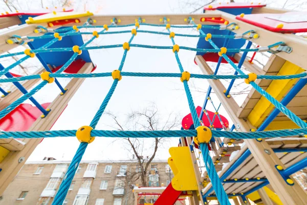 Veelkleurige Speeltuin Binnenplaats Winter Staalkabel — Stockfoto
