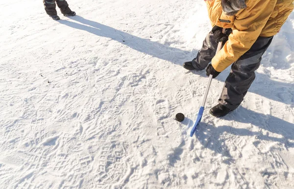 Kinderen Volwassenen Spelen Straat Hockey Buiten Een Zonnige Winterdag — Stockfoto