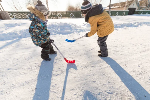 ウファ ロシア 2018 子供と大人戸外で遊ぶストリート ホッケー晴れた冬の日に — ストック写真