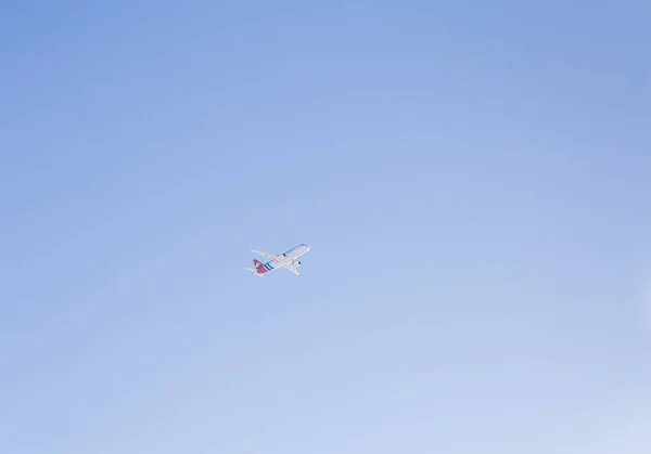 Oufa (Russie) 24 février 2018 : Un avion de passagers vole contre le ciel bleu et les nuages — Photo