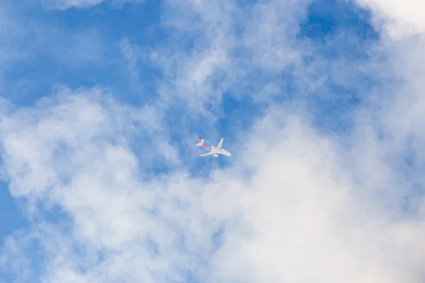 Ufa, Rusland, 24 februari 2018:Passenger vliegtuig vliegt tegen de blauwe lucht en de wolken — Stockfoto